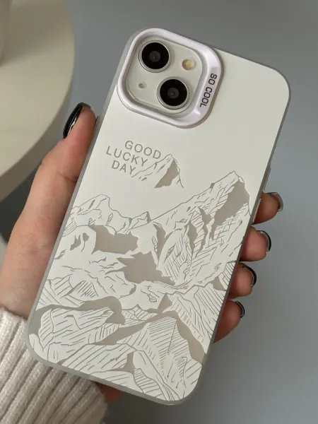 CaseLove Чехол на iPhone 13 Серебряный Горы