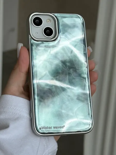 CaseLove Переливающийся чехол на iPhone 13