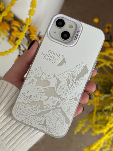 CaseLove Чехол на iPhone 14 Серебряный Горы