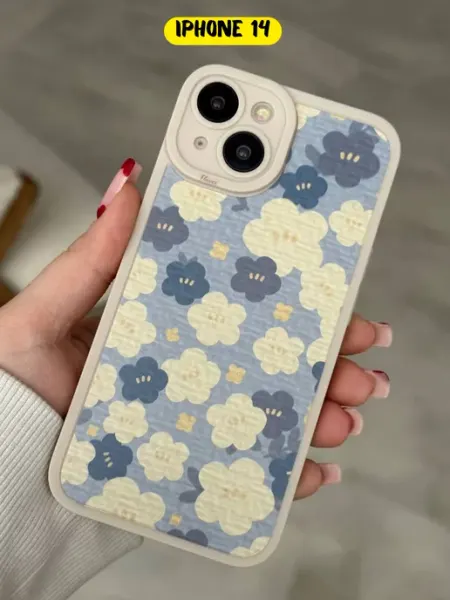 CaseLove Чехол на iPhone 14 с цветами