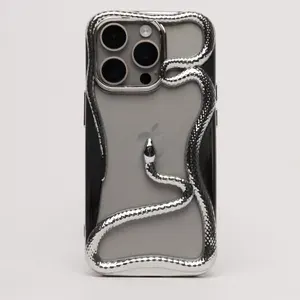 Чехол серебристого цвета на iPhone 15 Pro в виде змеи, Змеиный принт стильный чехол для вашего смартфона с изображением змеи.