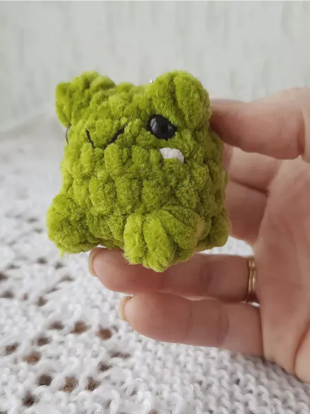 Amigurushka Мягкая Вязаная игрушка - брелок Лягушка Амигуруми