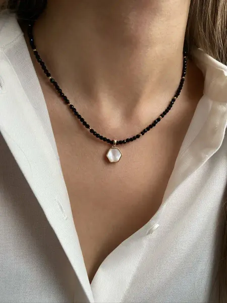 Asola jewelry Чокер из черной шпинели с перламутровой подвеской-медальоном