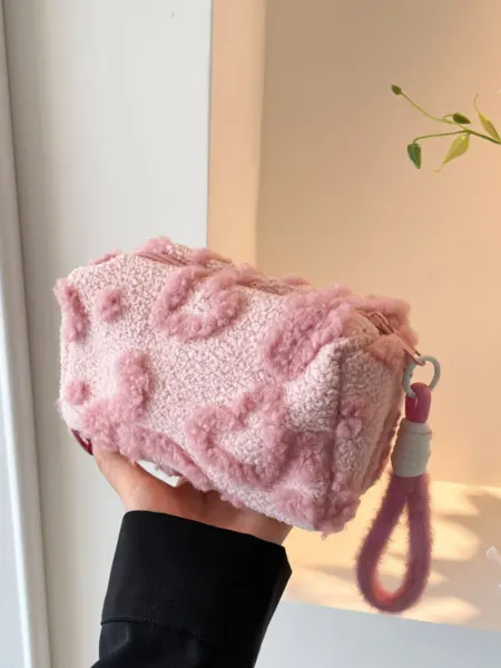 AURA BAG Плюшевая косметичка