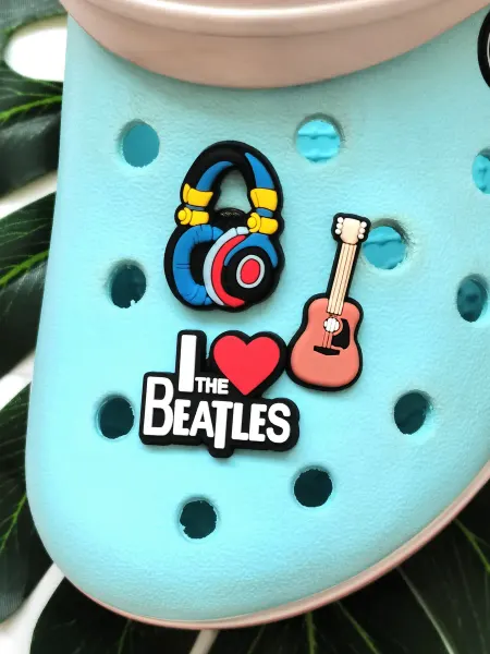 Fun_Jibz Джибитс Beatles с гитарой на Crocs