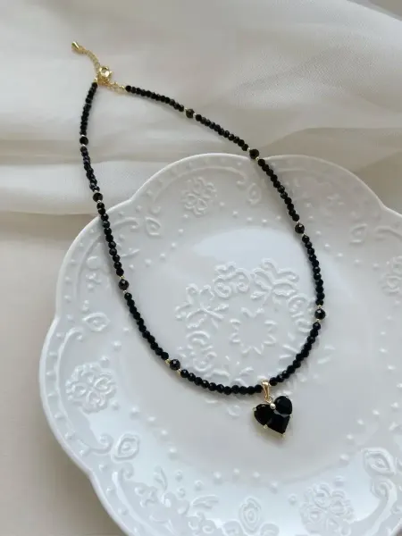 ChockersStore Чокер из черной шпинели с подвеской сердце