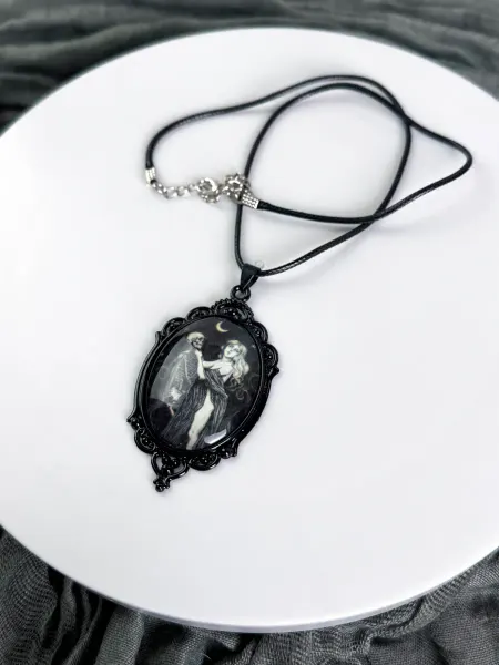 Itomori shop Подвеска со шнурком Женщина со скелетом готическая