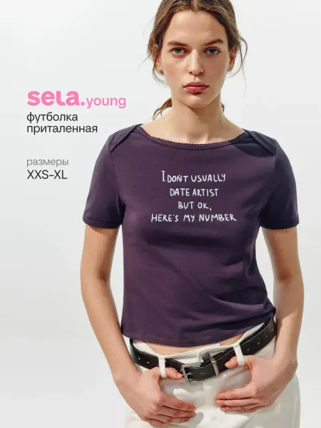 SELA Футболка приталенная с принтом из линейки Young