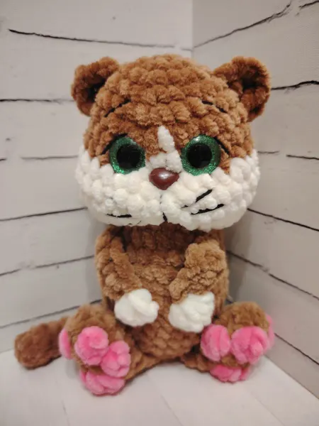 Вязаная игрушка антистресс брелок киска