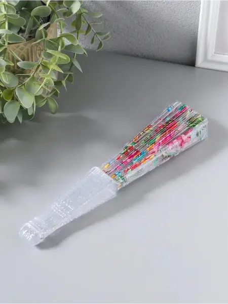 Яркий пластиковый веер с цветочным дизайном