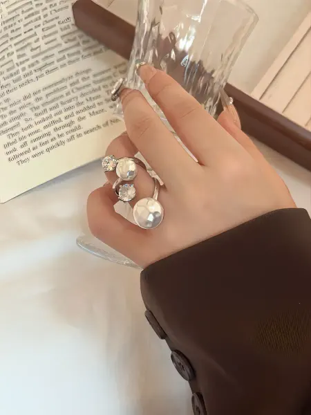 Модное кольцо с сияющим декором универсального размера
