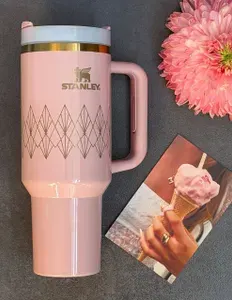 Термокружка для авто с ручкой и трубочкой Stanley / Стенли 40 OZ 1,18 мл / Цвет Розовая геометрия