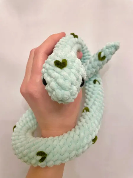 Вязаная игрушка амигуруми Змейка с сердечками, мятная 60 см