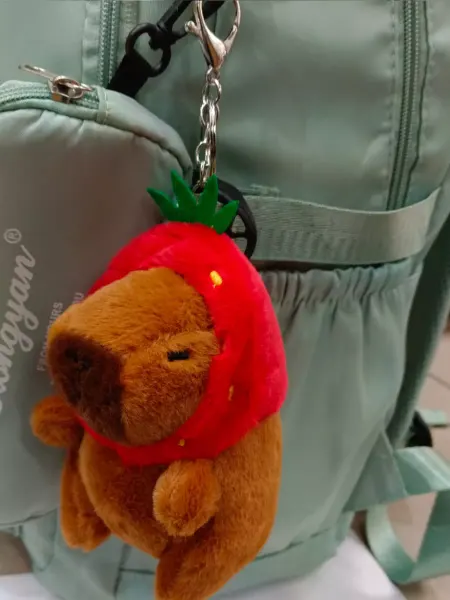 Мягкий мир/Игрушки Мягкий брелок Капибара клубника 12 см
