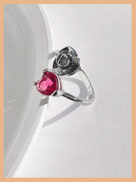 Bru jewelry Безразмерное кольцо с розовым камнем в форме сердца и розой