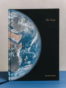 Блокнот черный в точку "Земля" 12х16,5 см, книжный переплет, Aeroplane Book