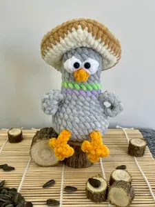 Вязаная игрушка амигуруми Голубь с хлебом