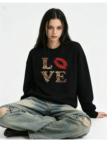 Длинносleeve худи с надписью "love" на английском