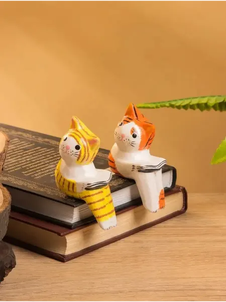 Деревянная фигурка «Кошка с книгой» — уютный сувенир