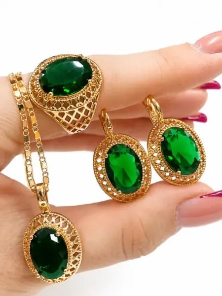 DIAMOND COLLECTION Комплект бижутерии с зелёными — серьги, кольцо и подвеска