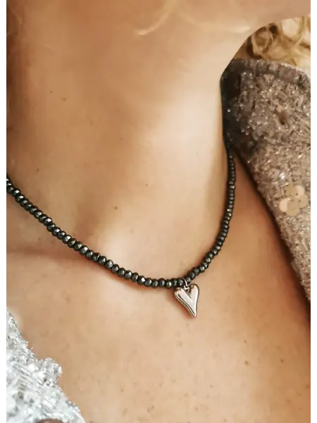 NUANCE jewelry Чокер из гематита с кулоном