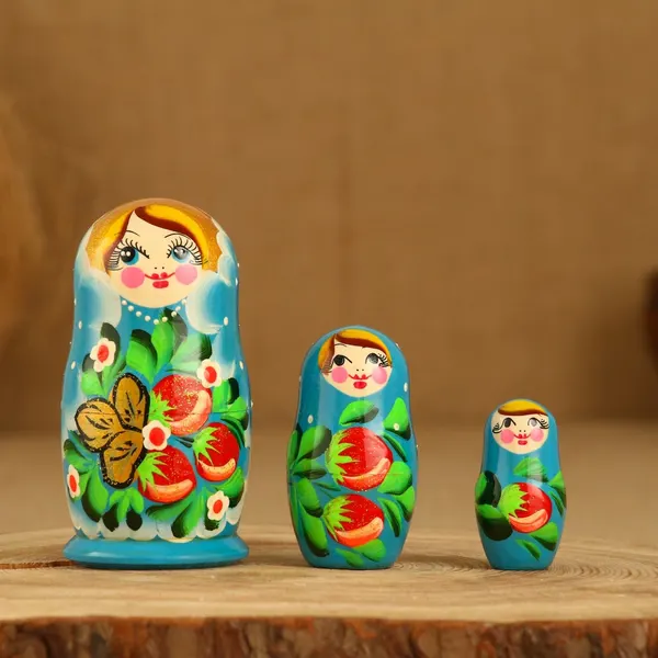 Матрёшка дерево Земляничка , голубое платье, 3 кукольная, 10-12 см