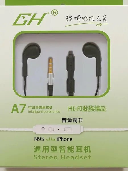 Проводные наушники A7 с микрофоном и управлением для смартфона и iPhone, чёрного цвета.