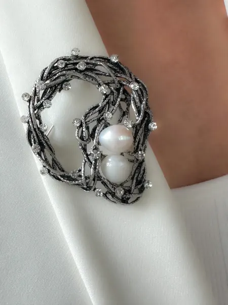 ROHINI accessories Брошь с цирконами и жемчужинами