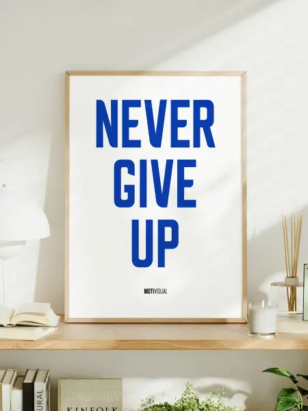 Мотивационный постер с надписью "Never Give Up"