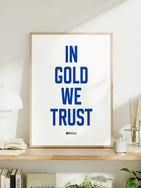 Мотивационный постер с надписью "In Gold We Trust"