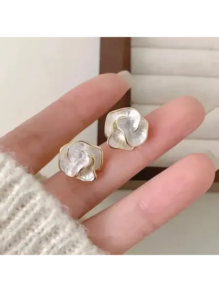 Изящные серебристые серьги в форме цветка