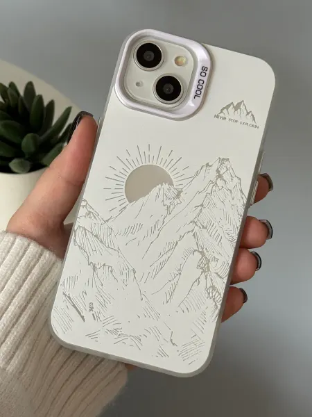 CaseLove Чехол на iPhone 15 Серебряный Горы и Солнце